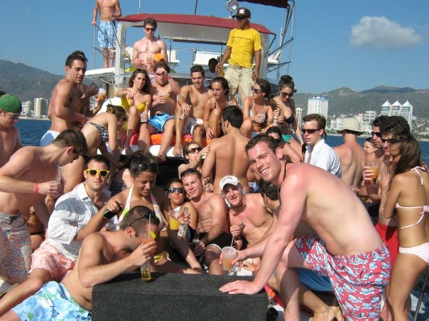 Grupo disfrutando el sol en un Yate en Acapulco